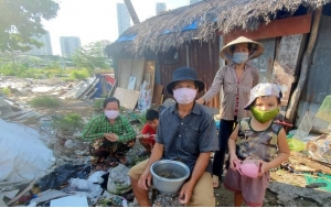 Hà Nội tiếp tục bối rối trước đại dịch : dân đói, chích ngừa và cứu trợ nhỏ giọt