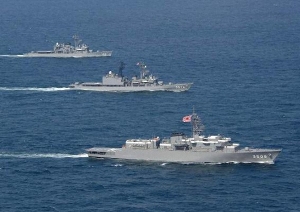 Biển Đông : Trung Quốc bất lực nhìn tàu chiến quốc tế ì xèo qua lại