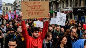 Khi người Pháp biểu tình, đình công, đốt phá