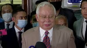 Malaysia xử cựu thủ tướng, Philippines chống độc tài