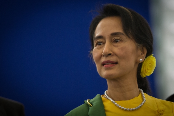 Aung San Suu Kyi : trên đe dưới búa, tiến thoái lưỡng nan