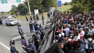 Điểm báo Pháp - Châu Âu đối mặt với khủng hoảng nhập cư