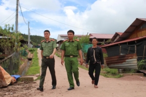 Đấu tranh cho nhân quyền Việt Nam : người đào thoát, kẻ vào tù