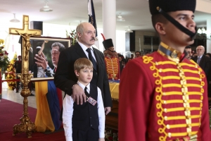 Điểm báo Pháp - Giấc mộng cha truyền con nối của Lukashenko