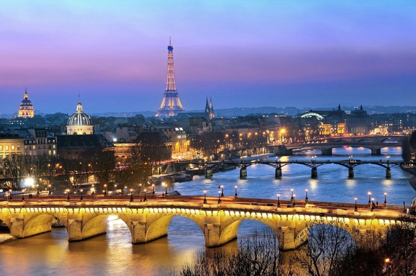 Dưới bóng những cây cầu cổ kính, lộng lẫy của Paris