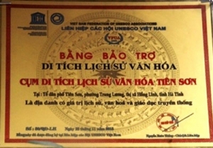 Việt Nam : UNESCO dỏm, hát nhạc tranh đấu, xe ôm, chắn vỉa hè
