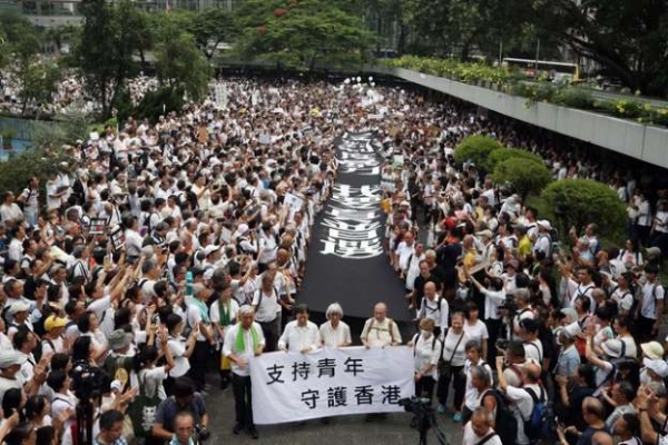 Cuộc đấu tranh của người Hồng Kông bước vào giai đoạn truy tìm hậu thuẩn