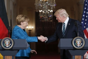 Vì sao Tổng thống Trump không bắt tay bà Merkel ?