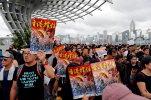 Hồng Kông : người biểu tình tiếp cận khách Trung Quốc lục địa