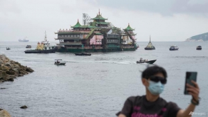 Nhà hàng nổi Jumbo Kingdom bị lật chìm trên Biển Đông