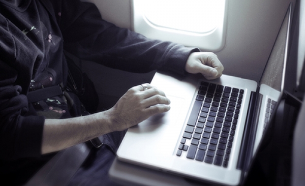 Bị đe dọa, Hoa Kỳ cấm mang hàng điện tử trong chuyến bay