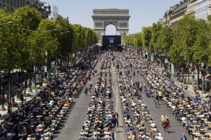 5000 người thi viết chính tả trên đại lộ Champs-Élysées