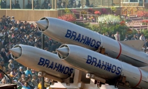 Việt Nam mua các dàn tên lửa BrahMos của Ấn Độ