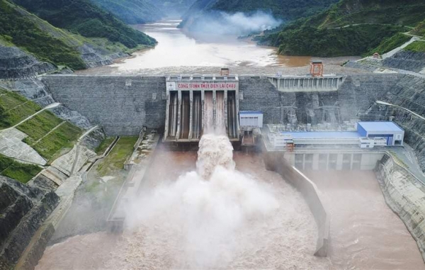 Đập thủy điện Trung Quốc, Lào xả nước bất thường