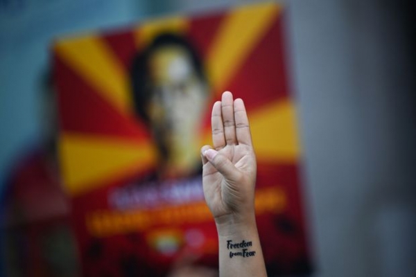 Vì sao người Myanmar giơ 3 ngón tay khi biểu tình ?