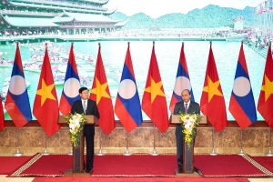Việt Nam và Lào ký kết văn kiện hợp tác trong nhiều lĩnh vực
