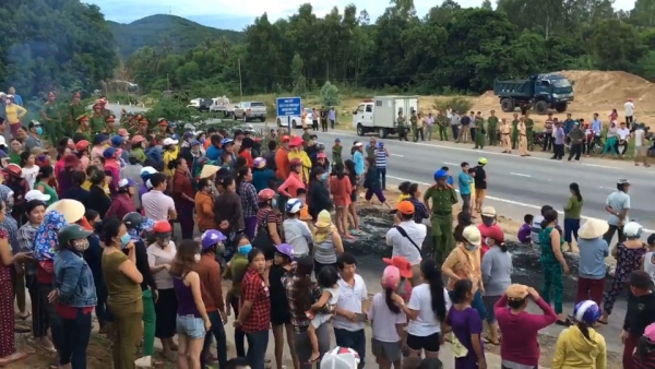 Quảng Ngãi : Người dân bao vây Ủy ban xã đòi 31 người bị bắt