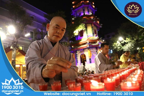 Thắp đèn cầy cúng sao giải hạn cho Phật giáo quốc doanh !