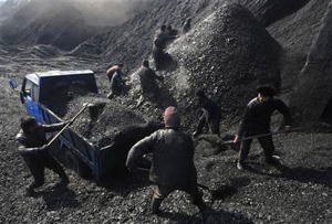 Cần giải quyết vấn đề Biển Đông và mua bán than với Trung Quốc