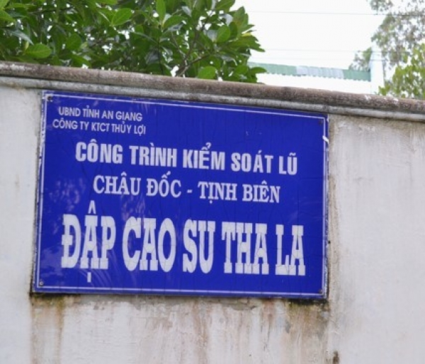 An Giang xả đập gây lụt lội và làm thiệt hại mùa màng