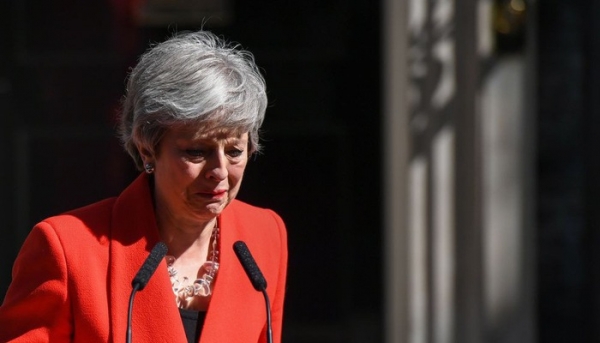 Theresa May buồn bã giã từ chức vụ lãnh đạo chính phủ Anh