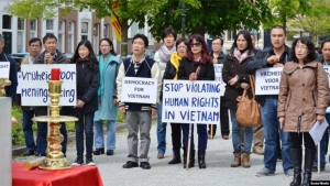 Nhân quyền Việt Nam : thế giới tôn vinh, chính quyền cộng sản đàn áp