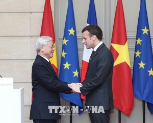 Việt – Pháp : Ông Macron đi qua ngõ …