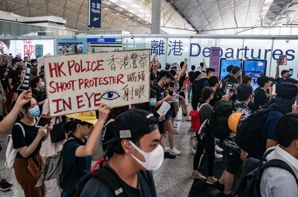 Bạo động Hồng Kông : Donald Trump gáy, Đại học Sư phạm Việt Nam cấm bàn