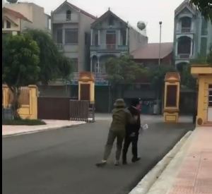 Bắc Ninh : Công an lăng mạ và xô luật sư ra khỏi cổng Ủy ban