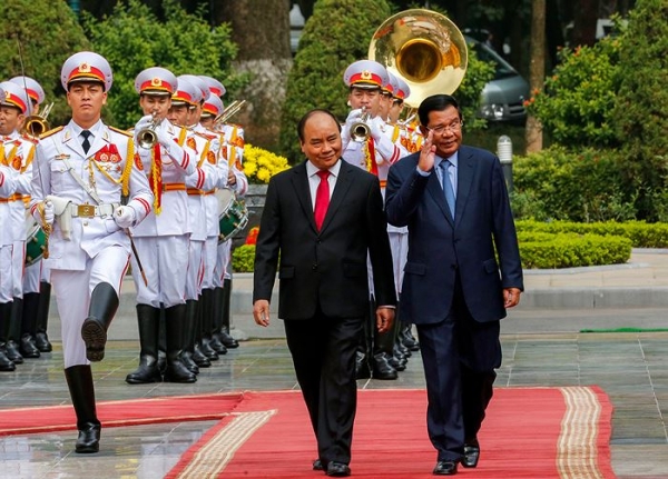 Hun Sen sẵn sàng mạo hiểm đánh mất liên minh lâu đời nhất