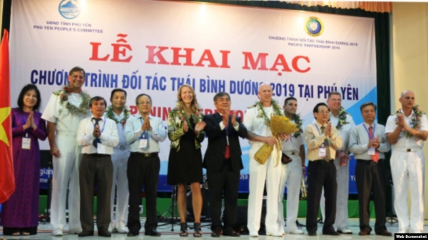 Hợp tác với Hoa Kỳ khác với Trung Quốc : thực tiễn và nhân đạo