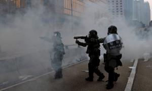 Hồng Kông tiếp theo : hơi cay và vòi rồng, cảnh sát sử dụng vũ lực