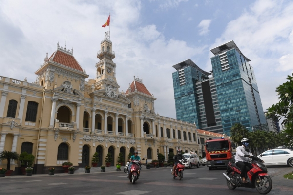 Chống tham nhũng : thuyên chuyển cán bộ, thu hồi đất vàng