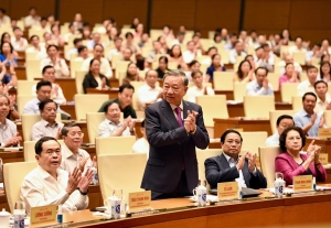 Tô Lâm &quot;vừa sắp hàng vừa chạy&quot; tại Hội nghị Trung ương bất thường