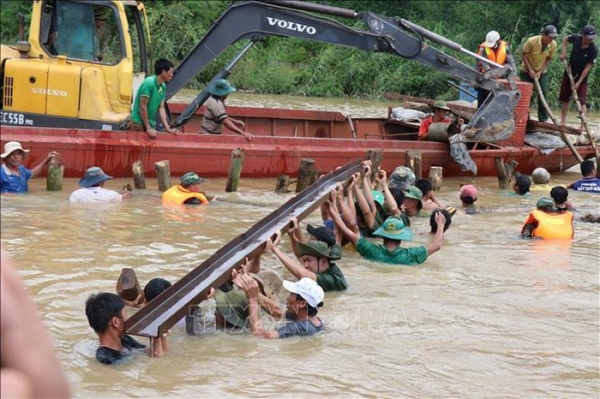 Vỡ đê bao Đắk Lắk, rác thải sinh hoạt đổ xuống nhà dân Đà Lạt