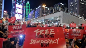 Hồng Kông lún sâu vào cuộc ly thân giữa chính quyền và nhân dân