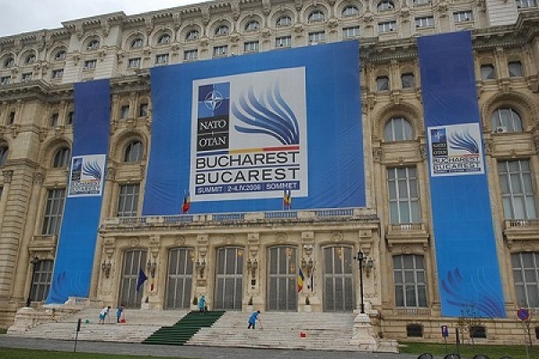 Điểm báo Pháp - Bóng ma Bucharest và NATO