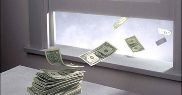 Việt Nam tuy cần tiền nhưng vẫn thích vung tiền qua cửa sổ