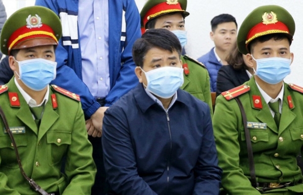 Tội của Nguyễn Đức Chung, trả tiền để được tiêm vắc xin (xịn)