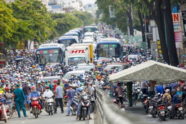 Chính quyền Việt Nam chống dịch và chống luôn cả dân