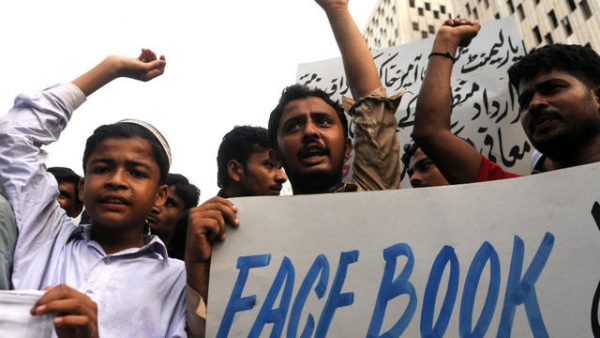 Con của Gaddafi được thả, Pakistan xử tử tội lạm dụng facebook