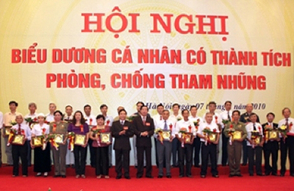 Chống tham nhũng nhưng không dám đụng tới tham nhũng gộc