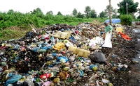 Việt Nam đối diện với lạm phát, rác thải, thức ăn độc hại