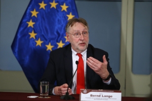 Vì sao Bernd Lange quyết liệt hoãn EVFTA ?