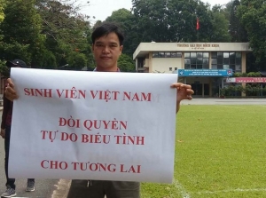 Tháo gỡ bảng hiệu chữ Hoa, đình công vì chủ nhân hà khắc, blogger Ong Thế Quyên bị bắt