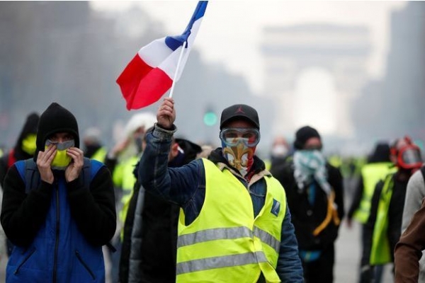 Bạo loạn ‘áo gi-lê vàng’ biến trung tâm Paris thành bãi chiến trường
