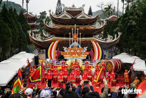 Đi xem lễ hội đầu năm ở miền Bắc Việt Nam