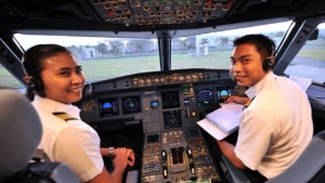 Ấn Độ huấn luyện phi công Việt, Hồng Kông sinh viên vào tù