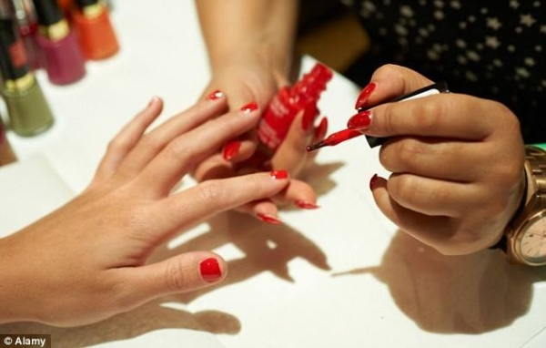 Tương lai bất định của &#039;người Rơm&#039; làm nail ở Anh ?