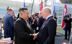 Điểm báo Pháp - Kim và Putin tay trong tay